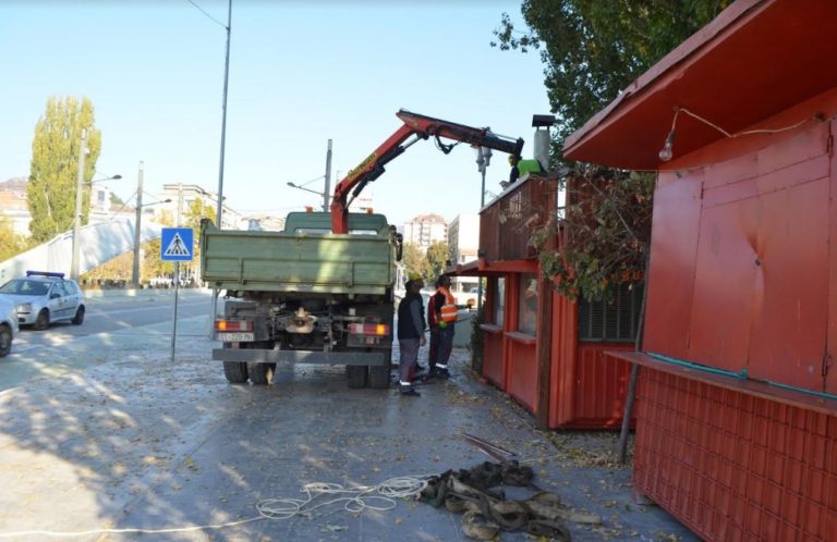 Vazhdon aksioni për largimin e kioskave pa leje në Mitrovicë