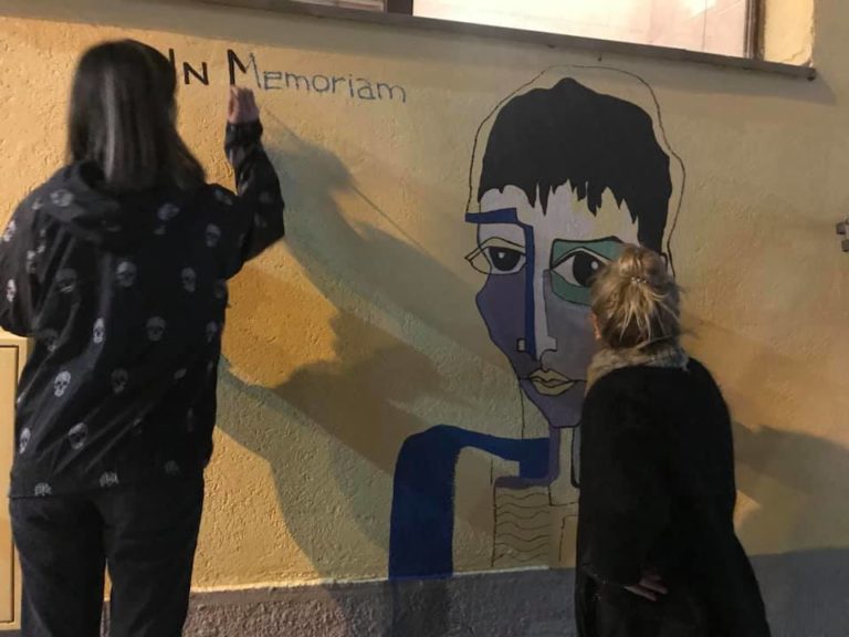 Mural në kujtim të Astrit Deharit në qendër të Prishtinës