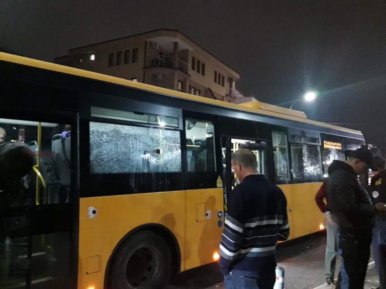 “Shfrenohen” Prishtinasit, thyejnë autobusin e trafikut urban për Halloween