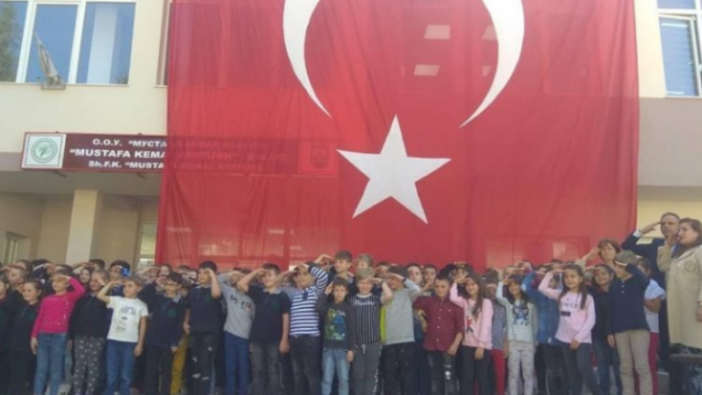 Nxënësit në Gostivar manipulohen që të mbështesin ushtrinë turke në ofensivën në Siri