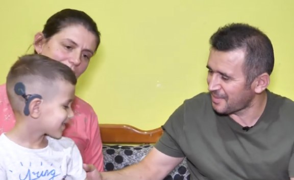 Pas dy muajsh ankthi, vogëlushi shqiptar dëgjon për herë të parë në jetë zërin e prindërve