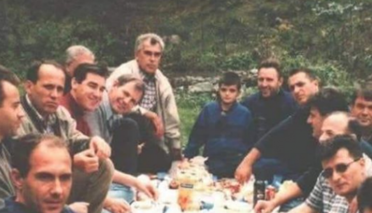 Fotografi e rrallë e Hashim Thaçit, Kadri Veselit e Elmi Reçicës duke ngrënë bukë