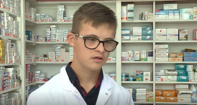 16 vjeçari nga Ferizaji me sindrom down, fillon punën si farmacist