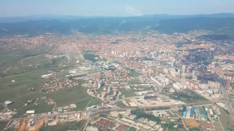 Piloti kosovar ‘fluturon’ mbi Kosovë: Publikon pamje fantastike nga qielli
