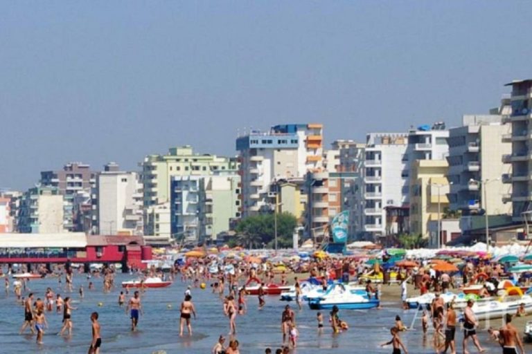 Jemi në fund të tetorit, por bregdeti shqiptar pushtohet nga plazhistët