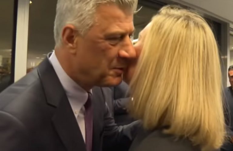 Vuçiqi, Thaçit: Mogherini ka më së shumti dëshirë të puthet me ty… mos u bëj sikur nuk e di serbishten