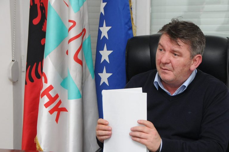 Syla: Kurti po tregohet hipokrit në raport me mjekët, ideja e tij diskriminuese dhe kundërkushtetuese
