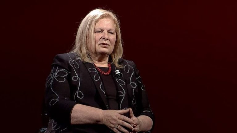 Flora Brovina flet për fotografinë e përfolur që prezantoi në Kuvend: Jam shumë e prekur nga reagimi i shoqatave të grave