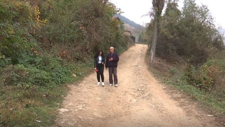 Në rrugën “Malësorët”,  banorët e Mitrovicës mund të transportojnë të moshuarit vetëm me karrocë
