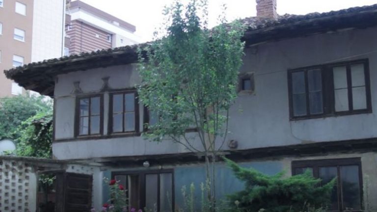 Shtëpia më e vjetër në Mitrovicë, e banuar prej 350 vitesh (Video)
