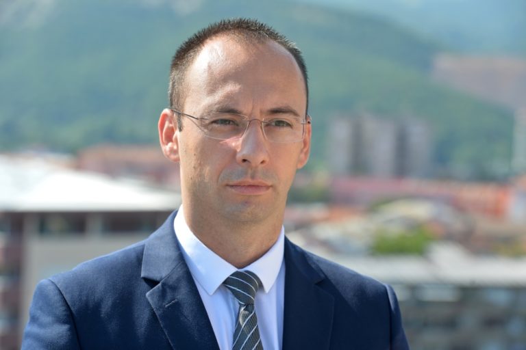 Igor Simiq ‘kërcënon’ Albin Kurtin: Formimi i Qeverisë së re pa Listën Serbe është antikushtetuese