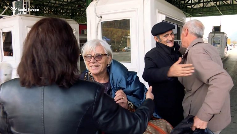 Familja nga Deçani strehon familjen nga Durrësi ku kishin qëndruar gjatë luftës (VIDEO)