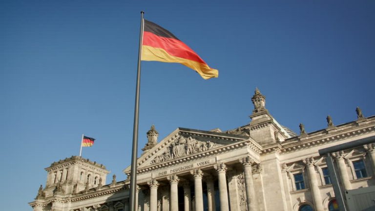 Avokati gjerman mesazh kosovarëve: Mos tentoni të punoni me viza turistike