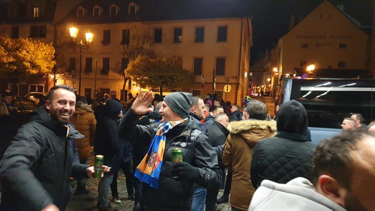 Disa tifozë çekë thërrasin “Kosova është Serbi”