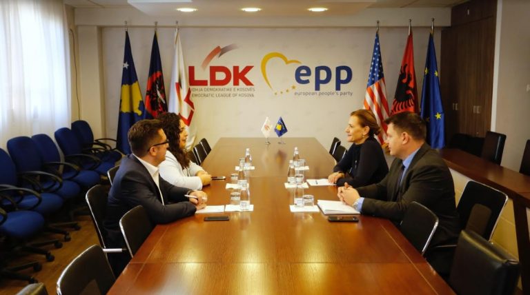 Vjosa Osmani takohet me ambasadoren e re të Kroacisë në Kosovë