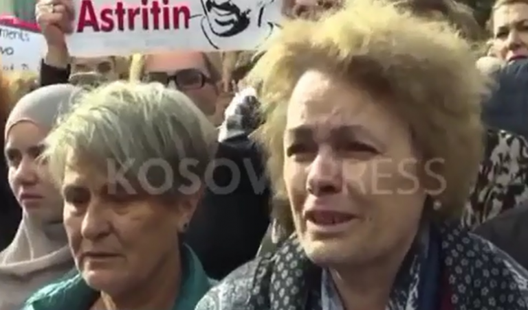 Kjo grua në marshin e Astrit Deharit ka prekur të gjithë,  nuk mund t’i ndalë lotët