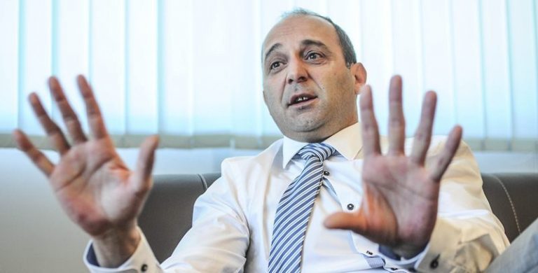 Gashi sulmon Vetëvendosjen: Ata fillimisht grabisin, pastaj shajnë e ofendojnë