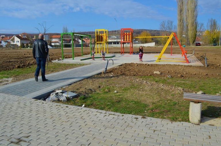 Fillojnë punimet për krijimin e hapësirave gjelbëruese dhe rekreative për fëmijë në Mitrovicë