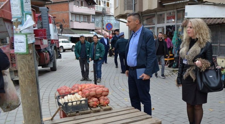 Inspektorët komunal largojnë mallrat e ekspozuara në trotuaret e qytetit të Mitrovicës
