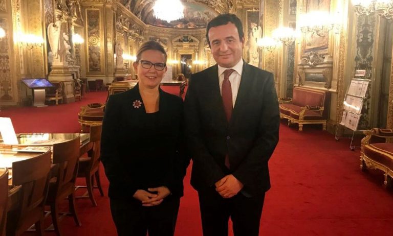 Kurti takohet me senatoren franceze: Marrëdhëniet mes dy shteteve mund të thellohen