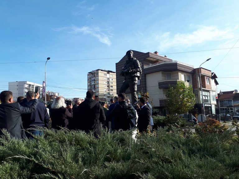 Në Mitrovicë vendoset shtatorja e heroit të kombit Harun Beka