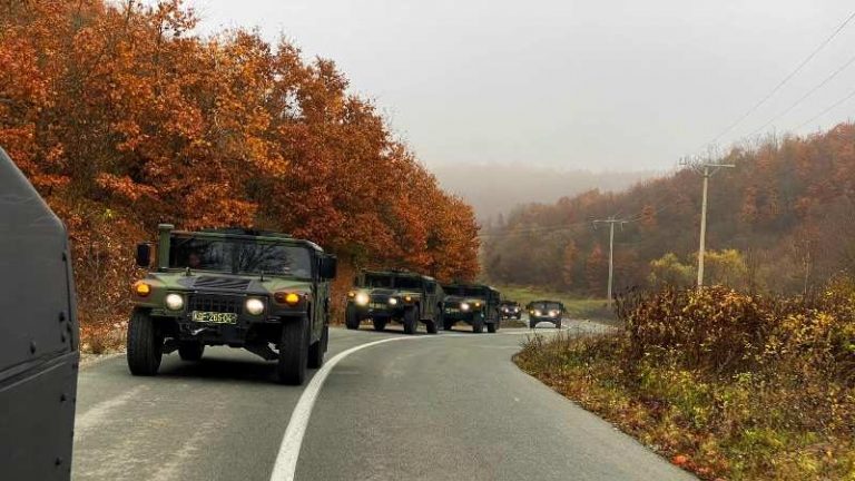 Fotografia e ditës: Ushtria e Kosovës me vetura nisen drejt detyrës