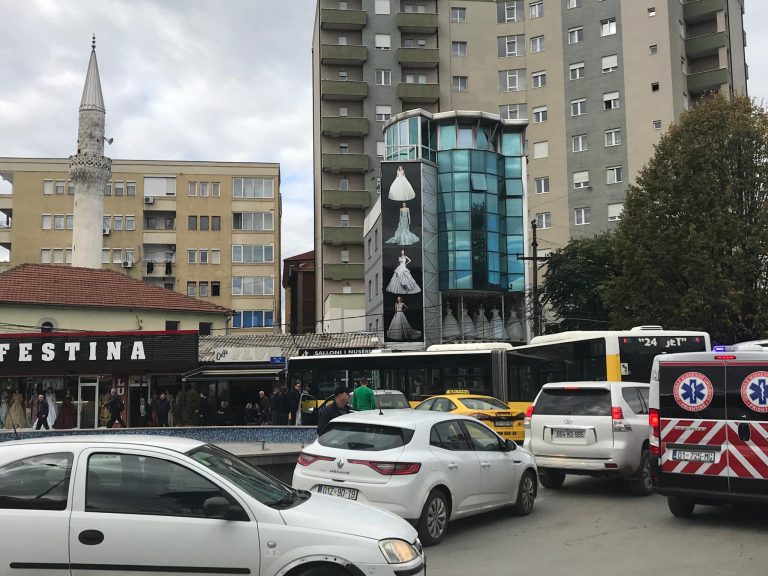 Aksident në Prishtinë: Përplaset autobusi me një veturë