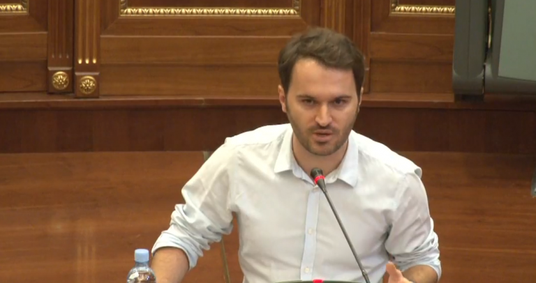 Krasniqi: Kurti për pak pushtet po e lë në heshtje Specialen që të ia merr shokët