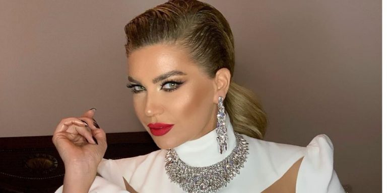 Leonora Jakupi shfaqet mahnitëse e veshur me fustan të bardhë