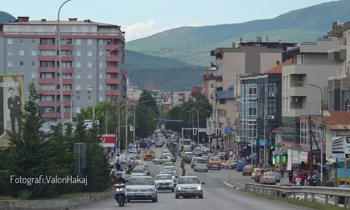 Disa persona me Opel Corsa tentojnë ta rrëmbejnë një grua në Mitrovicë