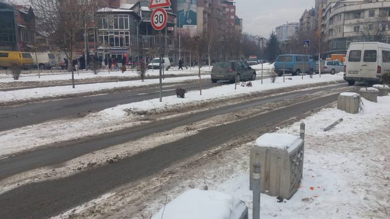 Reshjet e para të borës, policia bën apel tek qytetarët që të shtohet kujdesi gjatë vozitjes