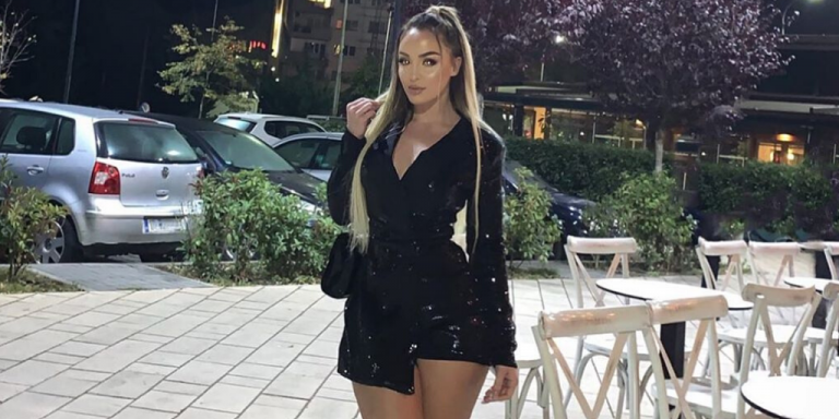 Adelina Berisha tregon këmbët e bukura në fustanin e shkurtër
