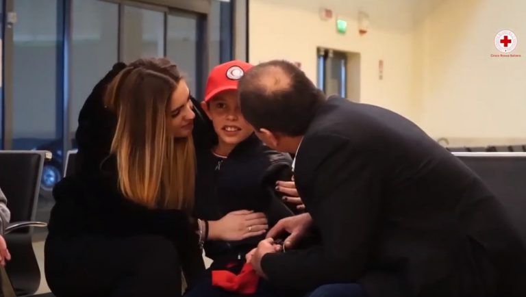 Lot gëzimi, Alvini bashkohet me babain dhe dy motrat pas khimit nga Siria (VIDEO)