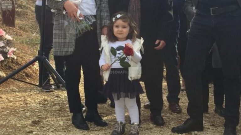 E dhimbshme: Me trëndafil në dorë, vajza i shkon te varri babait në trevjetorin e vdekjes