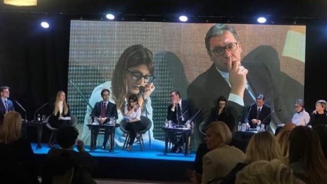 Kosovarja në Novi Sad para Vuçiqit flet në gjuhën shqipe