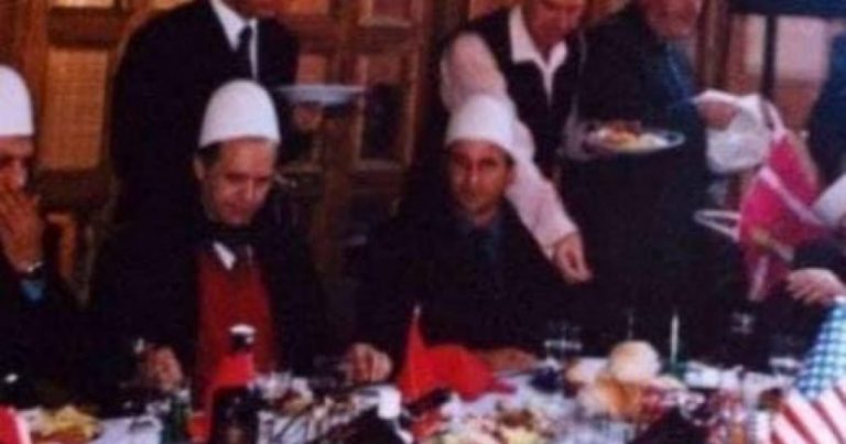 Koha kur Presidenti Rugova mbante plis në kokë
