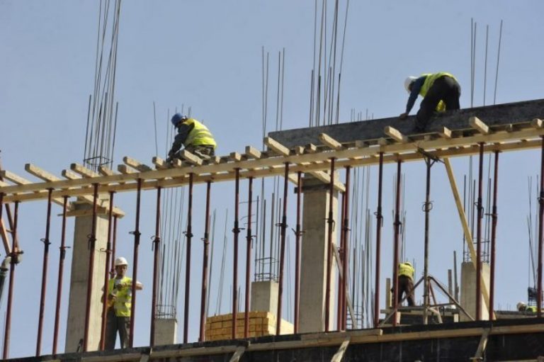 Ferizaj: Lëndohet gjatë orarit të punës, bie në shufra metalike