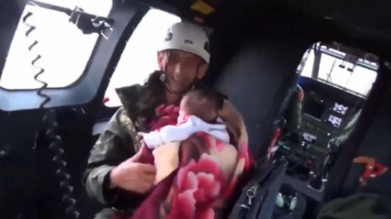 Pas një dite të tmerrshme në Shqipëri kjo video do ju qetësojë zemrat- Momenti kur forcat ushtarake shpëtojnë foshnjën disa muajshe