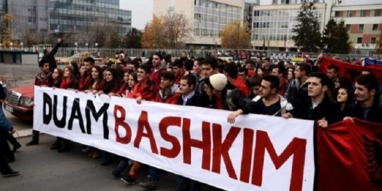 Vetëvendosje marshon në Tiranë për bashkim kombëtar