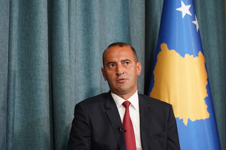 Edhe Haradinaj e mbështet Veselin: Të priftë e mbara i nderuar, dalsh faqebardhë