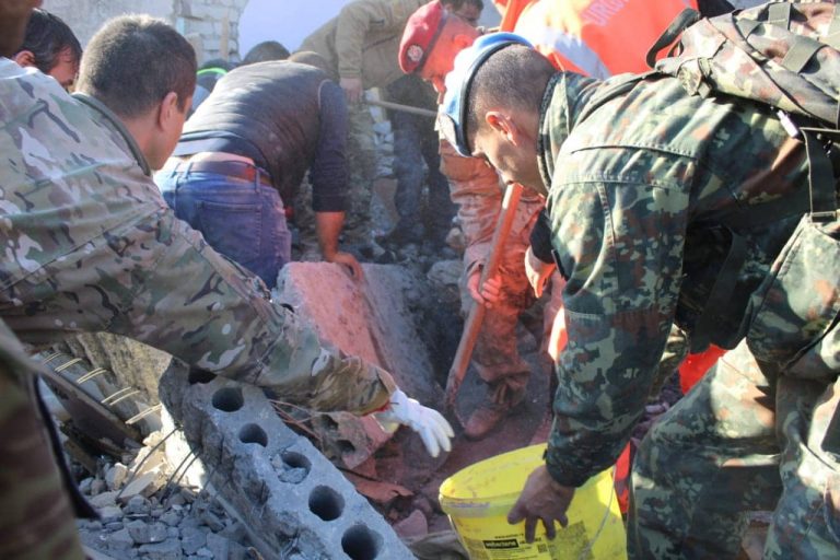 Thumanë, shpëtuan prindërit, vajza 17 vjeçe ende nën rrënoja