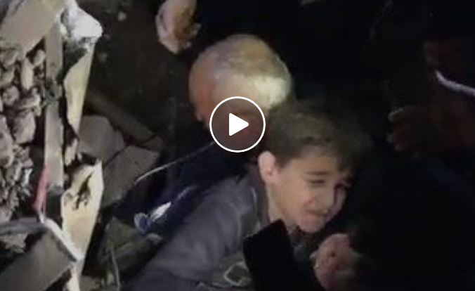 Momenti kur nxjerrët fëmiju i gjallë nga rrënojat, ai thërret: Më ndihmoni, ndihmë!