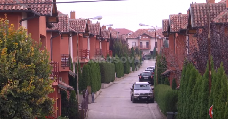 Grabitet shtëpia, pronarja ngujohet në WC (VIDEO)
