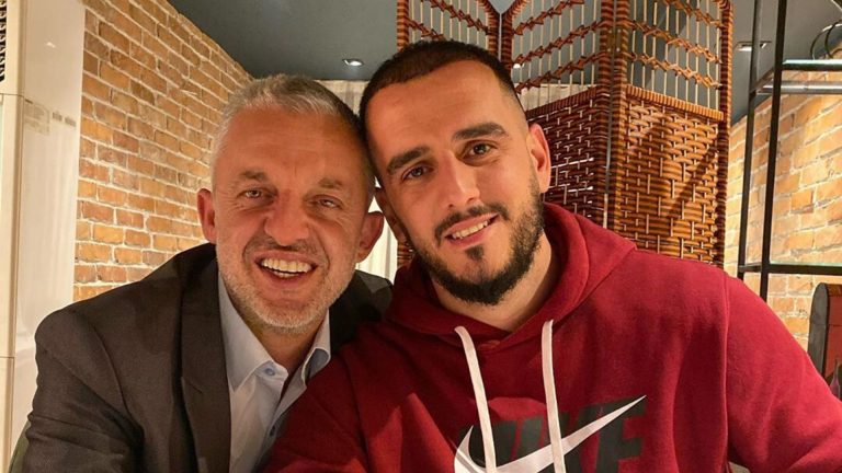 Halil Katrati gëzon familjet shqiptare për 28 Nëntor, dhuron 128 shtëpi