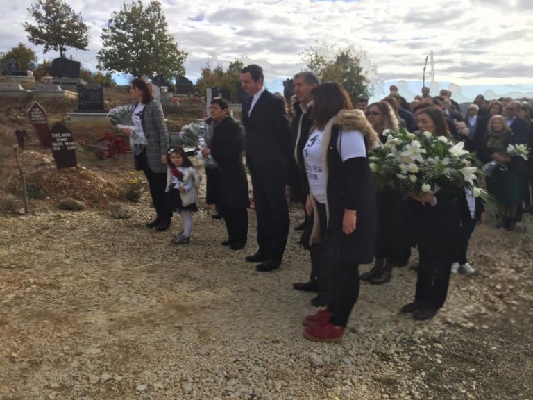 Albin Kurti bën homazhe tek varri i Astrit Deharit