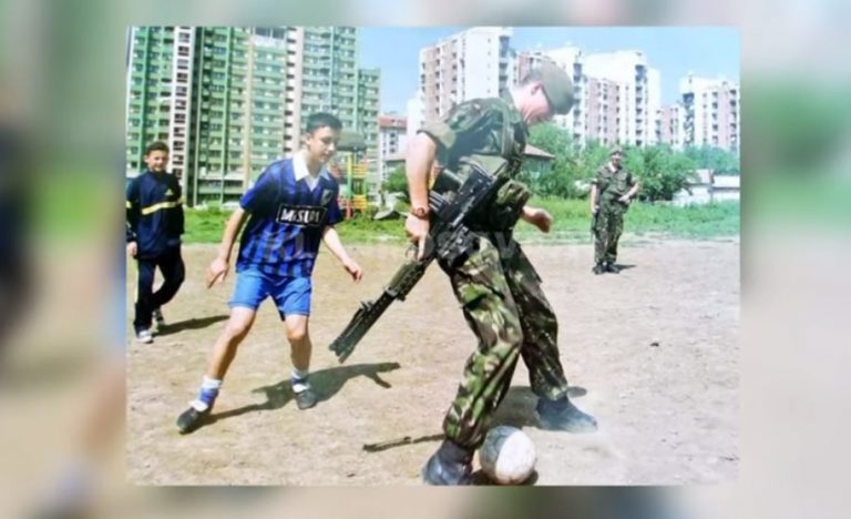 Dekorohet nga Ushtria Amerikane djaloshi që pas lufte luajti futboll me ushtarët britanikë