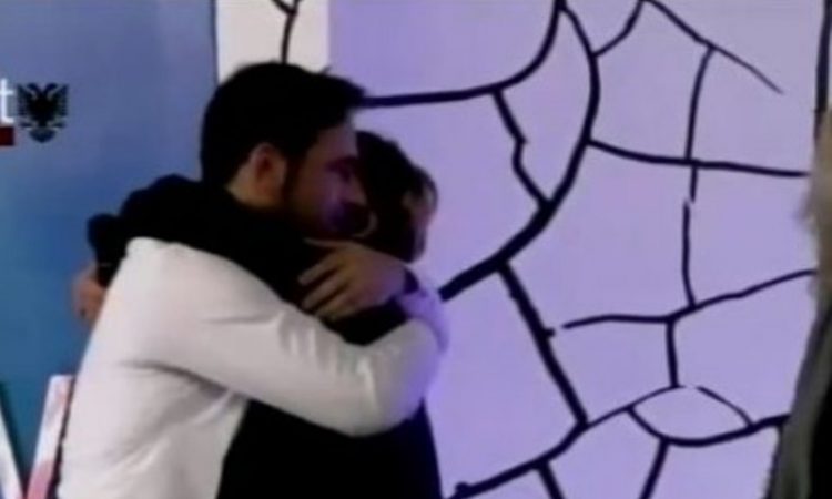 Elvis Naçi i jep premtimin familjes në Thumanë: Banesa e parë që do të ndërtojmë, e juaja