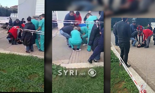 Pamje tronditëse: Momenti kur nënës i vdes vajza në duart e saj