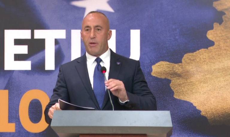 Haradinaj: Kurti të ketë kujdes me taksën, kundërshtuesit e saj janë në linjë me Vuçiqin