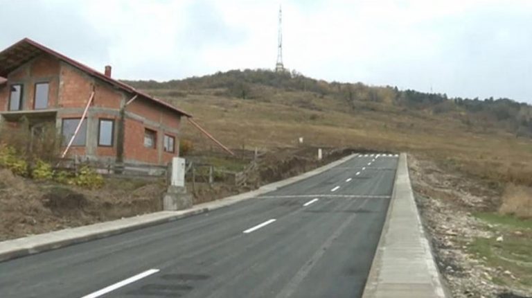 Rruga e asfaltuar e cila të dërgon… askund!